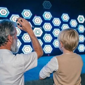 Jeu de balle mural d'intérieur personnalisable avec éclairage et mécaniques de lancer pour centres commerciaux et espaces commerciaux - Product Image 3