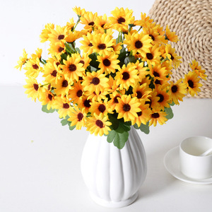 En stock – Bouquet de 22 mini-tournesols jaunes en soie, 33 cm – Fleur artificielle en gros pour la décoration intérieure et les arrangements floraux - Product Image 1