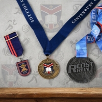Médaille de récompense sportive personnalisée en métal moulé, style rétro argent bronze, avec double logo 3D, impression typographique et ruban de sublimation