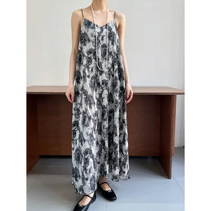 เดรสลายดอกไม้ฤดูร้อนปี 2025 สำหรับผู้หญิง สวยงาม พิมพ์ลายหมึก สไตล์โกธิค หวาน ความยาวปานกลาง ช่วยให้ดูผอม ช่วงหลังเปลือย เซ็กซี่ - Product Image 4