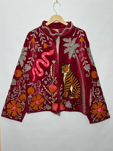 เสื้อแจ็คเก็ตปักลายกำมะหยี่สีเบอร์กันดีสำหรับผู้หญิง |   ลายปักดอกไม้รูปเสือและงู |   เสื้อแจ็คเก็ตสั้นคอปกสไตล์โบโฮเอธนิค - Product Image 4