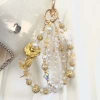 Cadena de lujo para teléfono móvil con cuentas de cristal, borla de perlas y colgante de rosa, personalizable al por mayor