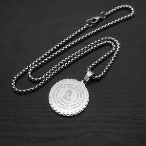 Collar con colgante de cruz de acero inoxidable con medalla de la Oración del <span class=keywords><strong>Padre</strong></span> <span class=keywords><strong>Nuestro</strong></span> y la Oración de la Serenidad, con diseño de manos en oración y moneda - Product Image 3