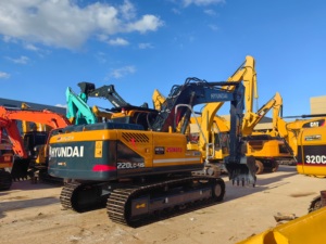 Excavatrice Hyundai 220LC d'occasion à faible taux de défaillance, unité sur chenilles pour charges lourdes, idéale pour l'extension de cours d'industrie et le stockage de terre en vrac - Product Image 4