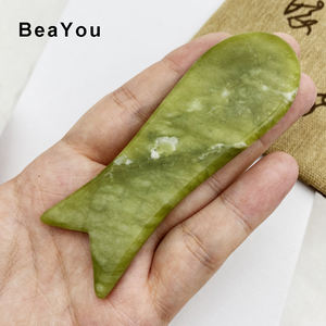 <span class=keywords><strong>Pierre</strong></span> Gua Sha <span class=keywords><strong>de</strong></span> néphrite verte personnalisée en vrac pas cher avec des dents Quartz véritable Jade Gua Sha cristal visage grattage conseil Unique Gua Sha - Product Image 3