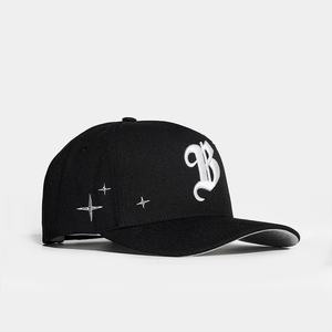 Gorras Personalizadas con Pedrería Estructurada, 5 Paneles Acrílicos con Logotipo Bordado en 3D, Gorras Snapback Negras - Product Image 5