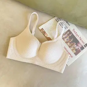 Petite poitrine légère froncée confort Simple Push Up demi-bonnet soutien-gorge de lingerie sans fil