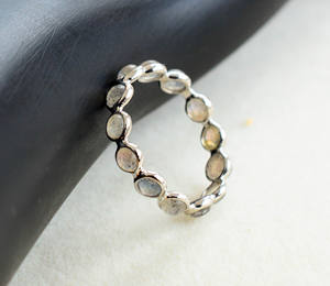 Anillo de Eternidad de Labradorita Natural Celestial Glow con Plata de Ley 925, Anillo de Eternidad de Estilo Moderno - Product Image 1