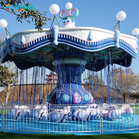 Manège de luxe au parc d'attractions avec chaises volantes, éclairage décoratif et structure haut de gamme