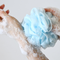 Fleur de bain de bébé en maille de boule de douche colorée écologique avec différentes couleurs donnant aux gens une expérience de bain différente