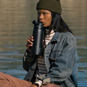 Botella de agua deportiva de acero inoxidable con aislamiento térmico, libre de BPA, con tapa de un clic, portátil para senderismo y camping. - Product Image 1