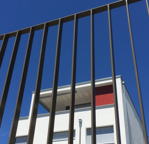 Clôture verticale en aluminium à lattes, revêtement poudré, écran d'intimité, clôture moderne en aluminium à lames <span class=keywords><strong>pour</strong></span> la clôture de la cour avant de la villa - Product Image 1