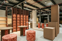 Vitrine de présentation de chaussures et sacs à main sur mesure, aménagement intérieur de boutique de luxe