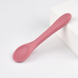Cuillère d'apprentissage pour bébé en silicone de qualité alimentaire, tête de cuillère incurvée ultra-douce, n'endommage pas les gencives délicates du bébé, ensemble de cuillères pour bébé en silicone - Product Image 5