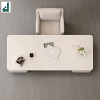 Bureau de direction minimaliste italien blanc crème avec finition aux coins arrondis et armoire intégrée pour espace de travail commercial