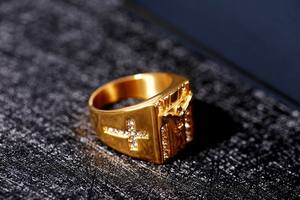 Bague avec image de Jésus et croix latérale |   Bijoux religieux en acier inoxydable plaqué or PVD incrustés de zircon - Product Image 4