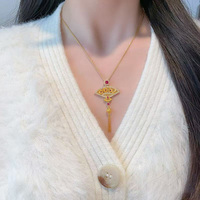 Ciondolo in Argento S925 Placcato Oro con Diamante Coltivato in Laboratorio, Design a Ventaglio di Sabbia Antica con Luce Fluida e Nappa, Gioiello Raffinato da Donna, Charm Delicato