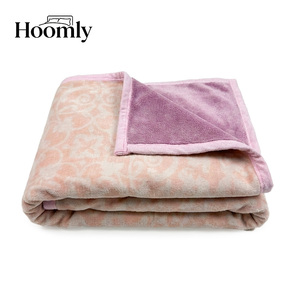 ผ้าห่มขนแกะพรีเมียม Hommly ขนาด 200x220 ซม. ป้องกันขนร่วง นุ่มสบาย ใช้ได้ทุกฤดู ผ้าพลัฌหนานุ่ม สำหรับโซฟา เตียง ห้องนั่งเล่น และใช้ในบ้าน - Product Image 4