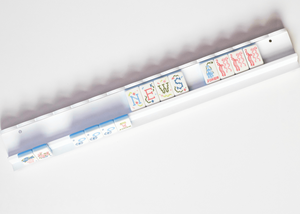 رفوف خشبية ملونة مطبوعة حسب الطلب مع حامل ماجونغ من خشب الصنوبر بمدافع سكالوب على شكل لوح - Product Image 2