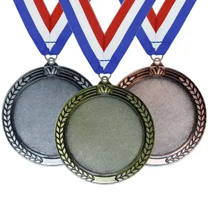 मुक्त लेजर थोक कस्टम सोने की धातु फुटबॉल खाली पदक और ट्राफियां