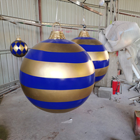 Décorations de Noël géantes d'extérieur pour usine : Boules de Noël en fibre de verre, grandes boules de Noël rayées pour une décoration festive