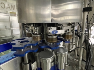 <span class=keywords><strong>Machine</strong></span> de remplissage et de bouchage automatique trois-en-un en acier inoxydable pour jus - Product Image 6