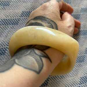 Brazaletes de Resina de Moda para Mujer con Diseño Elegante, Material Ligero y Duradero y Acabado Colorido - Product Image 4