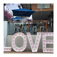 Letrero de marquesina de pie personalizado para exteriores de 4 pies Letras de amor LED gigantes y letras grandes con números