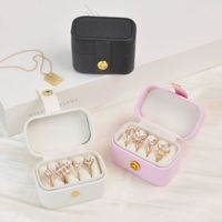 Petite boîte à bagues rectangulaire en cuir grainé avec couvercle, sangle élastique, coussin en perles, compartiments pour bagues et boucles d'oreilles, cadeau d'anniversaire pour meilleures amies