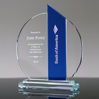 Trophée en cristal élégant à double pointe avec design symétrique, personnalisé pour la collaboration et la reconnaissance des équipes