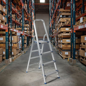 Escada Dobrável de Alumínio com 4 Degraus Certificada EN131 Leve Doméstica com Degraus Largos Antiderrapantes Capacidade de Carga 150kg - Product Image 1