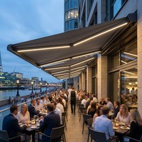 Auvent rétractable élégant et luxueux, minimaliste, électrique, à bras pliables, protection contre la pluie pour balcon d'appartement