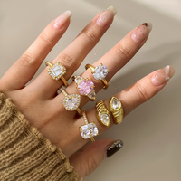 Bague de mariage classique pour femme en laiton plaqué or 18 carats avec zircone taille émeraude sertie griffe