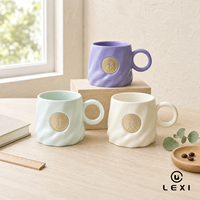 Mug en céramique LEXI avec médaillon doré, anse annulaire ronde, corps ondulé, trois tons pastel, vente en gros, pour la maison, le café, le bureau, le thé, cadeau, décoration