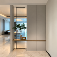Meuble à chaussures sur mesure minimaliste en bois beige mat avec panneau encastré pour projets de rénovation d'entrée de villa moderne