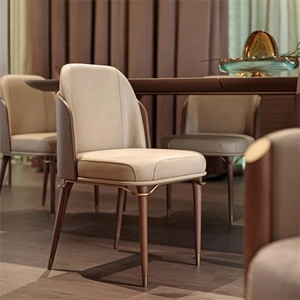 Sedia da Pranzo Leggera di Lusso <span class=keywords><strong>in</strong></span> Stile Scandinavo con Schienale <span class=keywords><strong>in</strong></span> <span class=keywords><strong>Legno</strong></span> Massello e Rivestimento <span class=keywords><strong>in</strong></span> Pelle Beige Chiaro <span class=keywords><strong>per</strong></span> Sala da Pranzo e <span class=keywords><strong>Cucina</strong></span> - Product Image 4