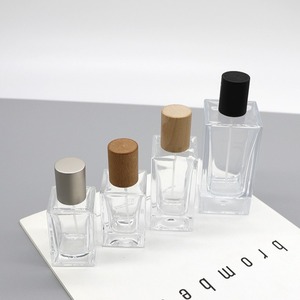 En Existencia, Botellas Cosméticas Cuadradas de Vidrio Transparente de 30 ml, Modernas Botellas de Spray Vacías con Tapas a Presión, Empacadas en Caja - Product Image 4