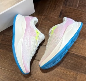 รองเท้าวิ่งผู้หญิง HOKAS รุ่น Powder Soft Evening Gradient ระบายอากาศได้ดี พื้นรองเท้าหนา น้ำหนักเบา เหมาะสำหรับการฝึกซ้อมมาราธอน - Product Image 2
