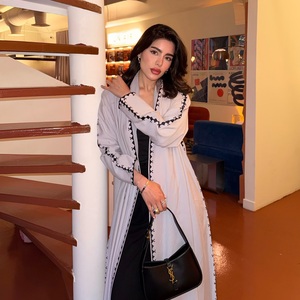 Hafizah Nova Abaya Solta Branca e Preta com Borda Costurada, Cardigã Longo Elegante para Mulheres Muçulmanas, Atacado - Product Image 2