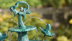 Fontaine d'eau extérieure solaire écologique Verdigris à plusieurs niveaux, avec <span class=keywords><strong>statue</strong></span> de fille sous un parapluie, en résine résistante aux intempéries, sur piédestal, pour <span class=keywords><strong>jardin</strong></span> et bain d'oiseaux - Product Image 2