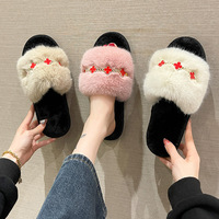 Nouvelles pantoufles en fausse fourrure pour femmes, style 2026, personnalisées en usine, avec chaîne fleur trèfle à quatre feuilles, mules en peluche, chaussures d'intérieur, vente en gros