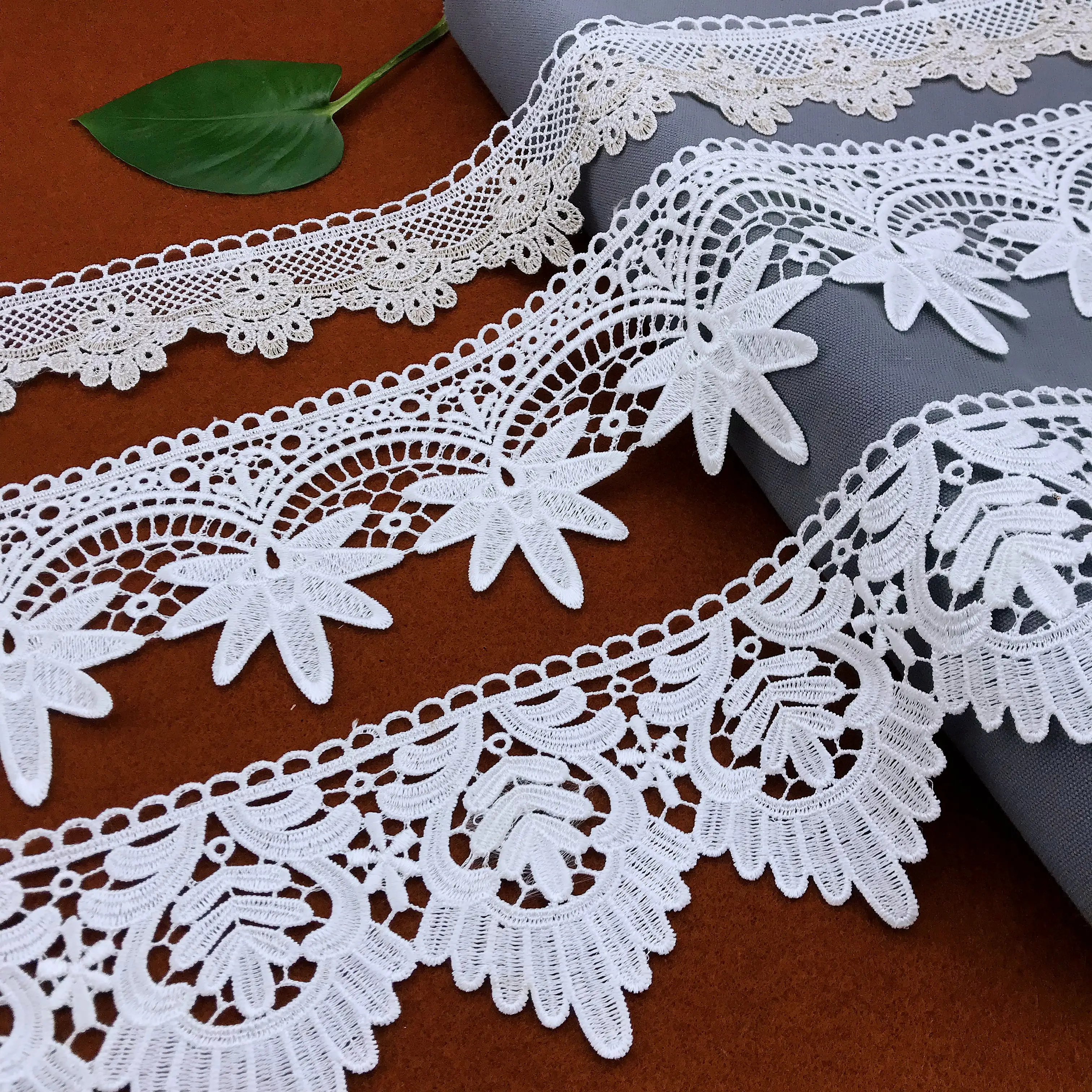 15 hof 1.8cm Free Sample Chemical Embroidery Polyester Lace Ribbon für Decoration