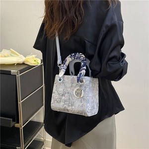 Nuevo Bolso Cuadrado Pequeño de PU, Moderno y Portátil, de Alta Calidad, Bolso Cruzado de Verano para Mujer con Correa de Mano - Product Image 5