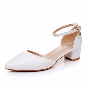 <span class=keywords><strong>Scarpe</strong></span> da <span class=keywords><strong>Sposa</strong></span> in Pelle Bianca con Tacco Quadrato Spesso 4cm, Punta Affusolata, Sandali Semplici con Dettagli Traforati - Product Image 2