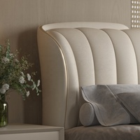 Cadre de lit capitonné de luxe - Lit king size en cuir de style moderne crème avec incrustations métalliques dorées pour ensemble de meubles de chambre principale