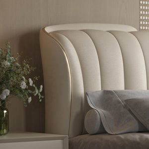 Cadre de lit capitonné de luxe - Lit king size en cuir de style moderne crème avec incrustations métalliques dorées pour ensemble de meubles de chambre principale - Product Image 3