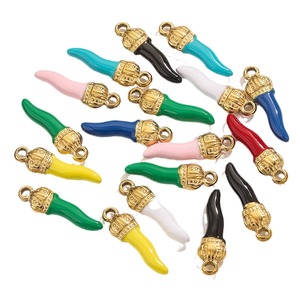 Breloque piment en émail coloré avec couronne en or PVD |   Pendentif porte-bonheur Cornicello en acier inoxydable pour la fabrication de bijoux - Product Image 5