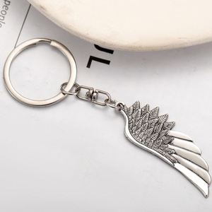 Porte-clés personnalisé rétro en alliage de zinc, style européen et américain, avec pendentif ailes d'ange à plume unique, accessoires de sac, vente en gros - Product Image 2