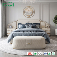 Lit King Size sur mesure haut de gamme avec tête de lit en cuir en forme de nuage, tables de chevet et ottoman assortis pour l'hôtellerie 5 étoiles