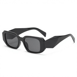 Nuevas gafas de sol cuadradas de lujo de diseñador con logotipo personalizado, protección UV400, gafas modernas y cómodas para hombre o mujer - Product Image 1